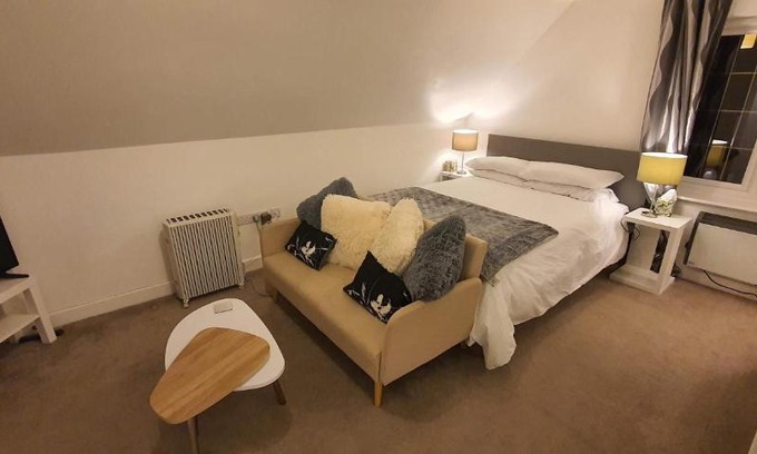 Patchway Apartment | Stylish Apartment With Hot Tub