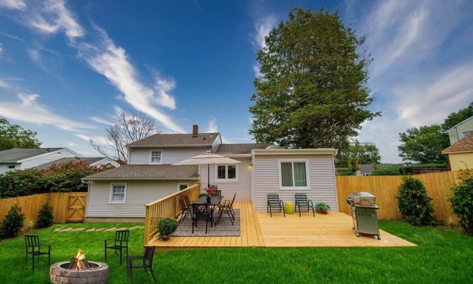 Cove - East Side - Shippan House | Stylish Beach Home near Stamford Downtown/Beach