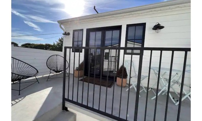El Segundo House | Stylish & Bright Beach Oasis! Newly built, private suite, 7 blocks to the beach!
