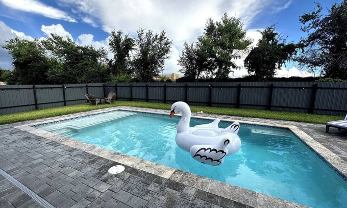 Mariner House | “Stylish Cape Coral Villa with Private Pool, Sunshine & Serenity!”