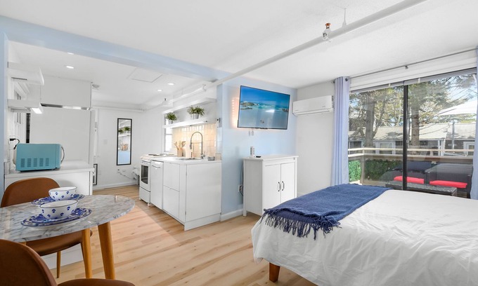 West Dennis Condo | Stylish Cape Retreat–6 Min to Beach-Private Balcony-Centrally located Mid Cape
