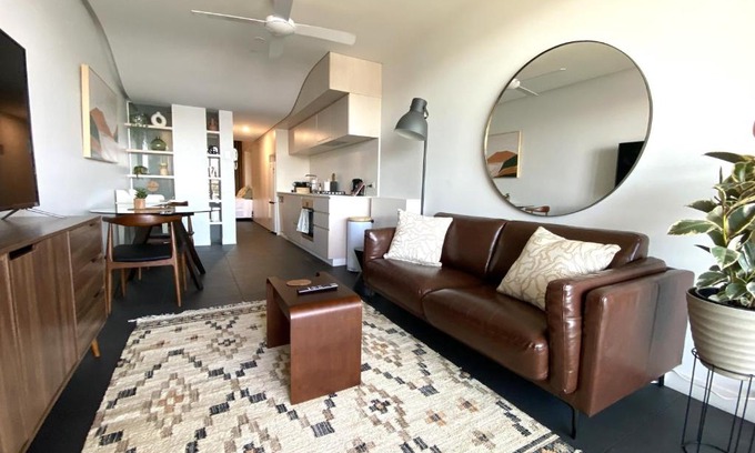 City West Apartment | Stylish Central Lake View Apartment - free parking