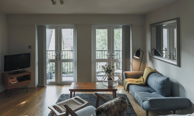 Wapping Apartment | Stylish Central London Flat with Pool and Terrace