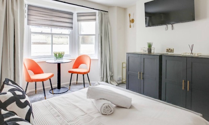 Southend-on-Sea Apartment | Stylish & Chic Studio City Centre Nr Beach & High St by Luxiety Stays