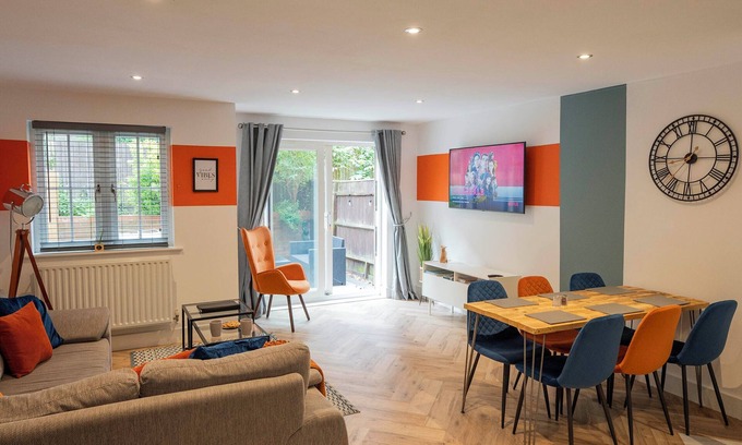 Canterbury House | Stylish, City Centre 3-bed House With Parking