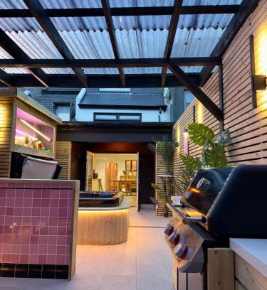 Galway City Centre Apartment | Stylish City Centre Hideaway & Private Hot Tub