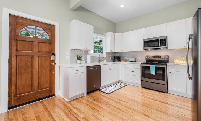 Old East Hill House | Stylish CLEAN 2bed/2bath located downtown Pensacola/10 mins to the beach