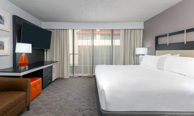 Park Central Hotel | Stylish Comfort Near Downtown | Gym, WiFi & Free Breakfast