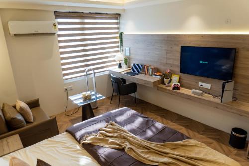 Jaypee Greens Apartment | Stylish & Comfortable Studio near Expo Center Greater Noida opposite Metro