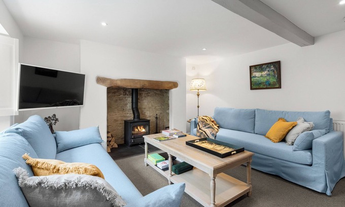 Barnsley Cottage | Stylish, Cosy Cotswolds House & beautiful garden