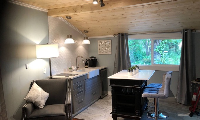 North Saanich House | 🌿 Stylish Cottage with Private Yard and all the Amenities.