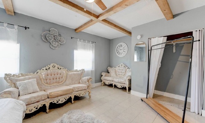 Killeen House | Stylish & cozy 5 bedroom 2 bath home in the city