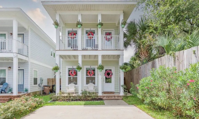 Downtown House | Stylish Downtown Home: steps away from all downtown hotspots
