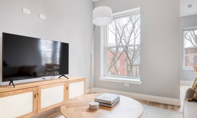 Edgewater Apartment | Stylish Edgewater 3BR nr Loyola & Red Line, by Blueground