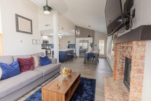 Biggs Field Apartment | Stylish Escape 3BDRM with fireplace