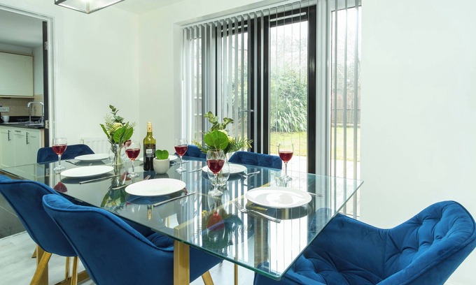 Birmingham House | Stylish Executive Home No94 - A stunning and modern 5 bedroom house featuring 3 en-suites