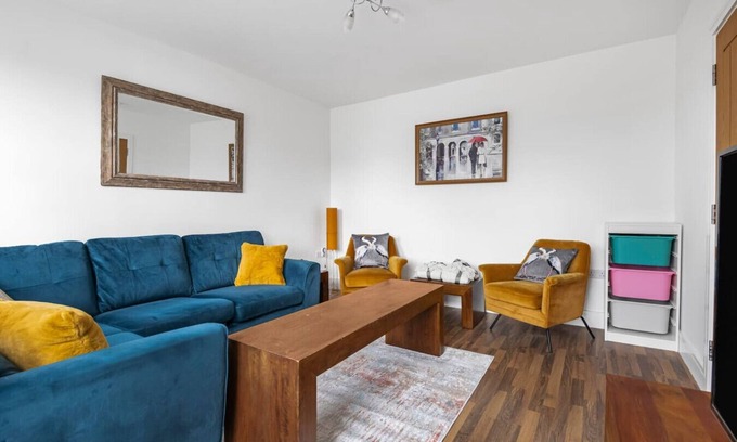 Kenton East Apartment | Stylish family home with garden and parking