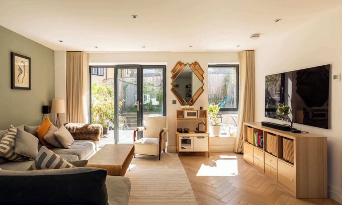 Bristol House | Stylish Family Home with Garden