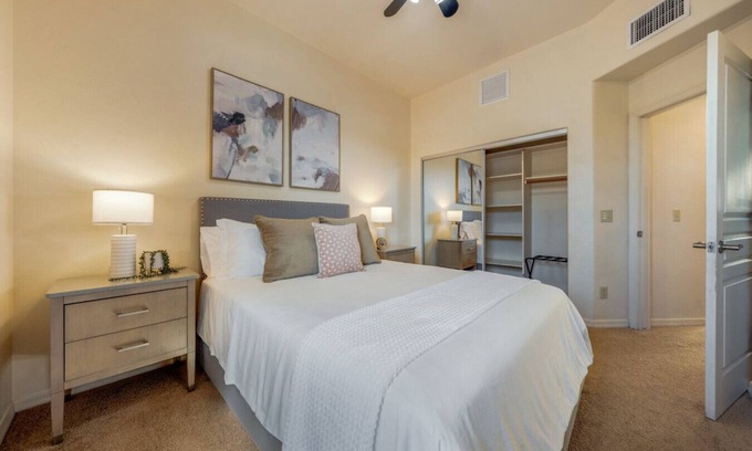 St. Francis Cabrini House | Stylish/Fenced Backyard/4 BR 3 BA/Garage