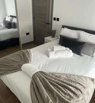 West Finchley Apartment | Stylish Finchley 2-Bedroom Flat - Near Tube