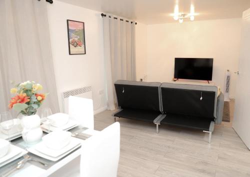 Abbey Wood Apartment | Stylish Flat by SN Homes - Zone 4 Abbey Wood London