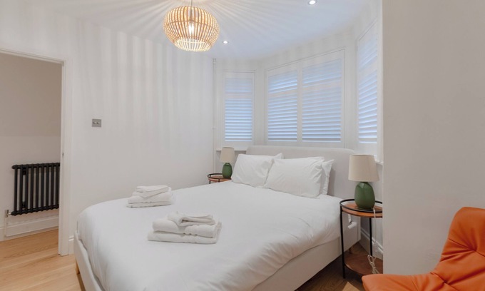 Hillside Apartment | Stylish Garden Home 2 BDR Wimbledon