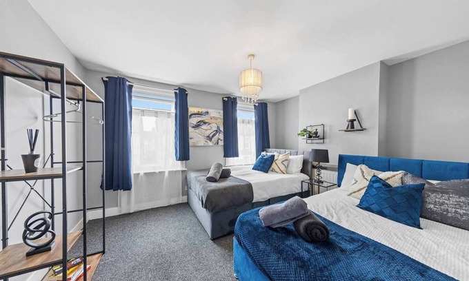 Gravesend House | Stylish Gravesend Gem/Sleeps 8 /Free Parking