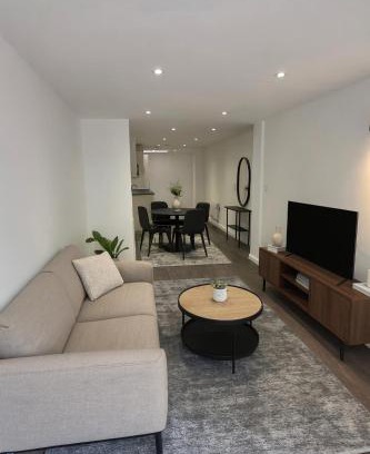 Swindon Apartment | Stylish high street hideaway retreat