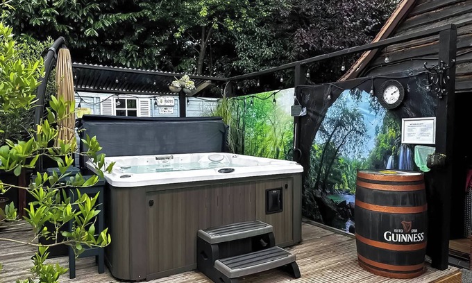 Bridstow Apartment | Stylish holiday home with a hot tub.