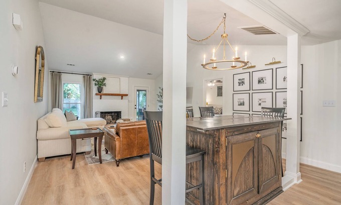Charlotte House | Stylish Home,Open Plan,Vaulted Ceiling,Huge Yard! Close to Uptown and Carowinds