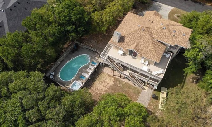 Duck House | Stylish Home with Pool, Hot Tub & Walk to Beach