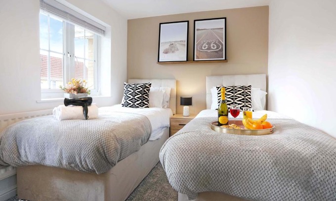 Luton House | Stylish House - Close to City Centre and Luton Airport - Free Parking, Super-Fast Wifi, Garden and Smart TV with Netflix by Yoko Property