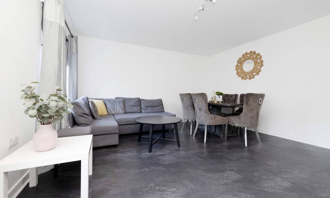 Glasgow Apartment | Stylish House with Garden & Parking