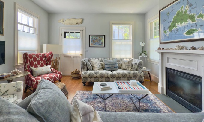 Vineyard Haven House | Stylish In-Town Cottage- Walk to everything!