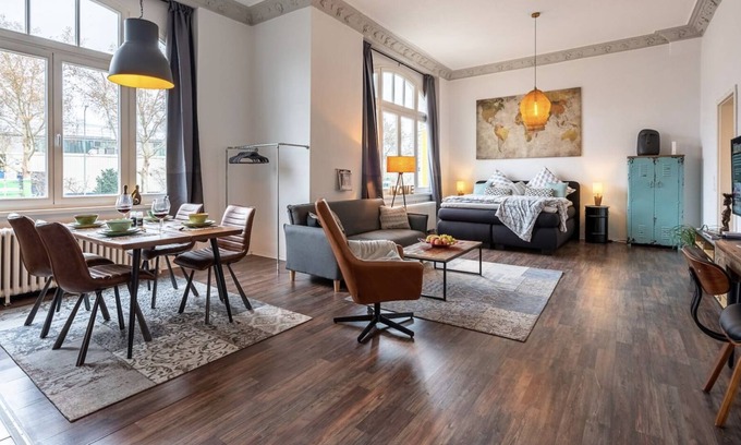 Sued Apartment | Stylish industrial loft | Box spring bed & Netflix