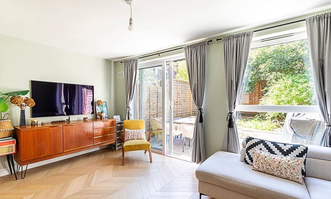 Mildmay Apartment | Stylish Islington Garden Flat Sleeps Four