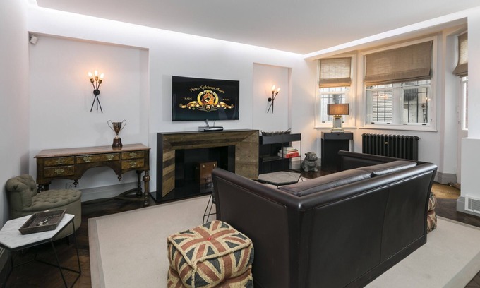 City of Westminster Apartment | Stylish Lower Ground Mayfair Home by Bond Street