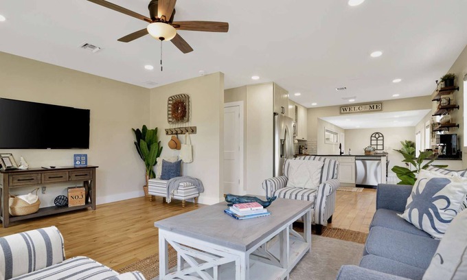 Parrot Cove Cottage | Stylish Luxury Home Near The Beach & Downtown
