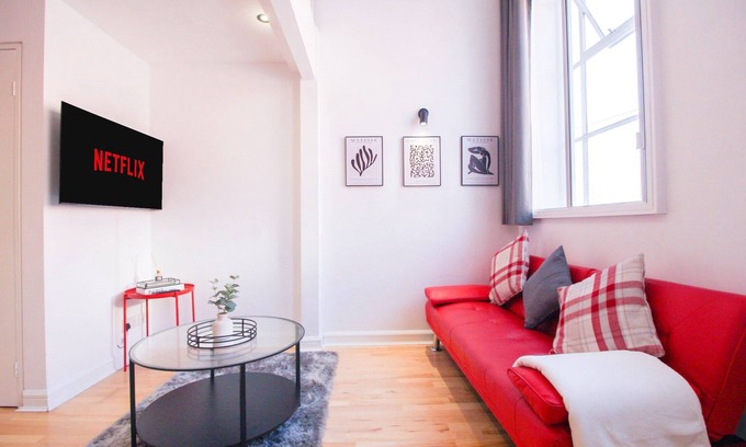 Birmingham City Centre Apartment | Stylish Mezzanine – Birmingham Centre - Parking Sleeps 4