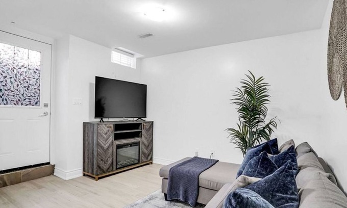 Brampton House | Stylish Modern 2-bedroom Suite