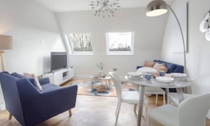 Hitchin Apartment | Stylish & Modern: Central Hitchin - with Parking