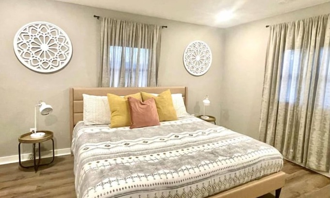 Rogers House | Stylish, modern, REMODELED : Central Location