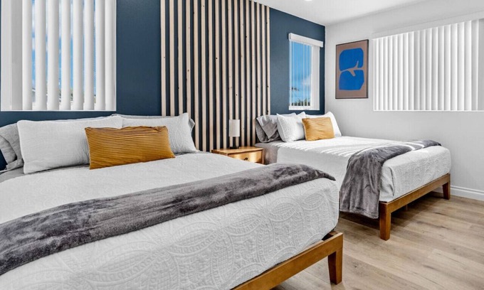 Lynwood House | Stylish New home Near DTLA, Disneyland, SOFI