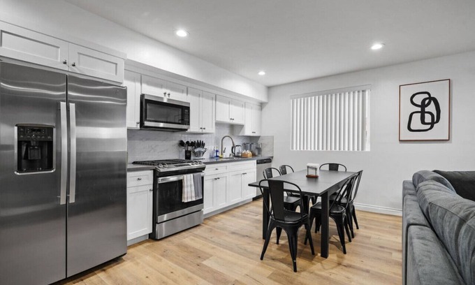 Lynwood House | Stylish New home Near DTLA, Disneyland, SOFI