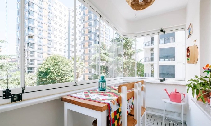 Kadikoy Apartment | Stylish Oasis with Lovely Balcony 10 min to Moda