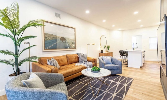Mount Washington House | Stylish Pittsburgh Gem; Free Parking, Pets OK