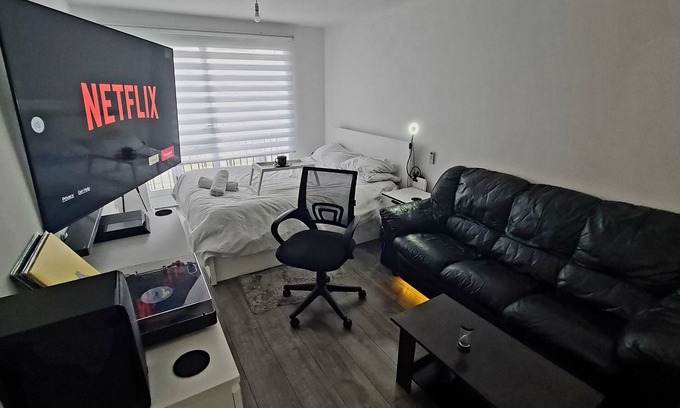 Kingsbury Apartment | Stylish room, Kingsize bed, 1 stop from Wembley stadium, elegant remote blinds