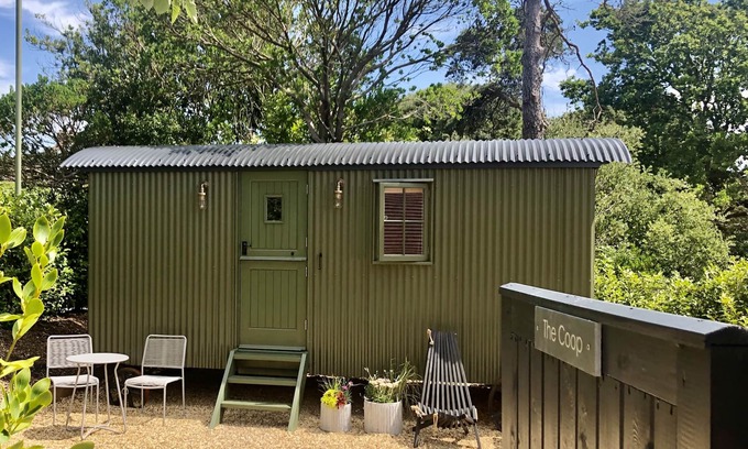 New Forest District Cabin | Stylish shepherd's hut, 10 mins walk from beach and village