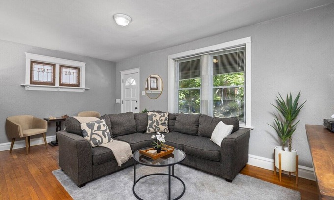 St. Louis House | Stylish South City 2BR w/Garage & Blazing Wi-fi