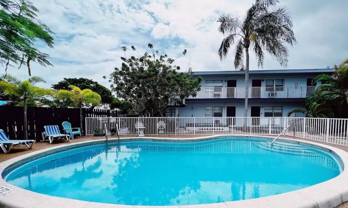 Victoria Park Apartment | Stylish & Spacious 2-Bedroom Apt w/Pool/Parking Near the Beach & Las Olas